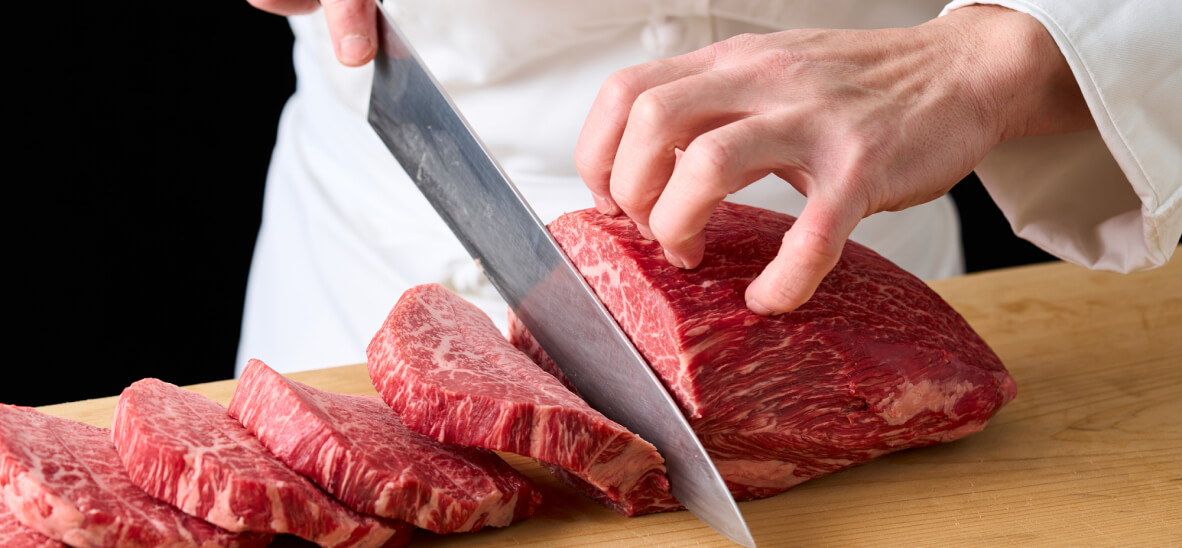 肉を切る写真