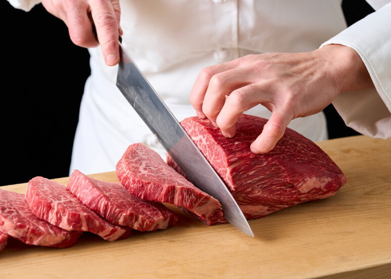 肉を切る様子