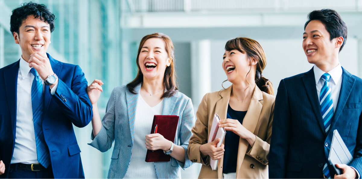 社員が談笑している様子