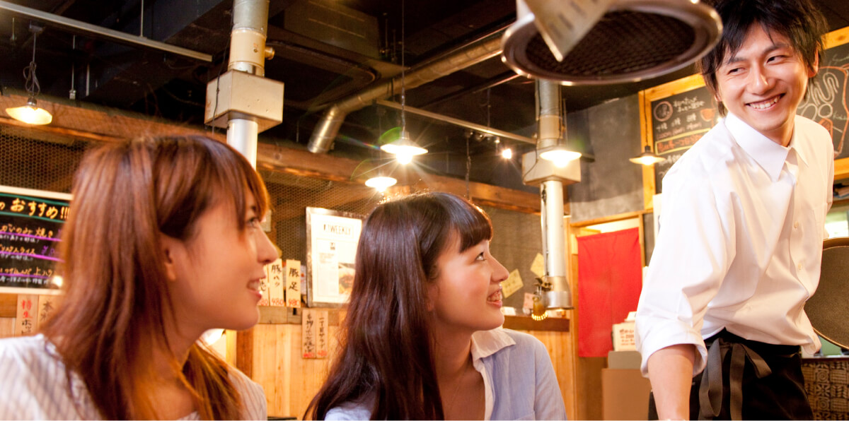 お店で接客している様子